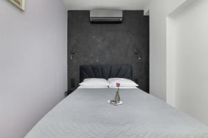 Family Apartment with 2 Bedrooms and Balcony Near the Port by Noclegi Renters