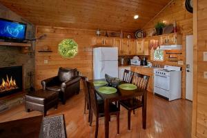 Secluded Cabin with Gorgeous Vistas and Hot-tub in Sevierville, Tennessee
