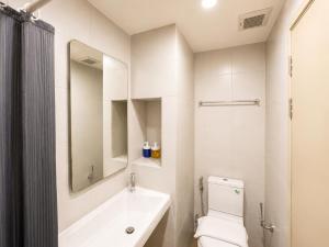 Pool Studio Near BTS Quiet Stay