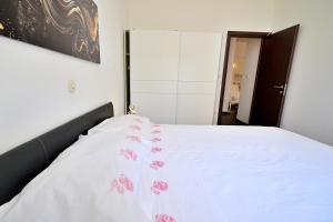 Emily Garden city apartment with Private parking