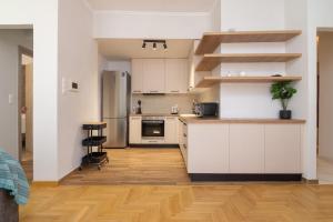 Athens Central Apartment With Balcony