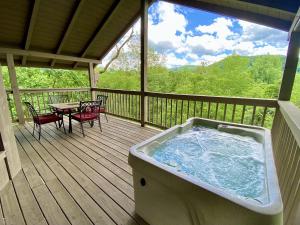 Secluded Cabin with Hot-Tub and River Views in Tennessee