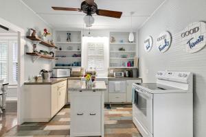 2BR Historic Bungalow with Fire Pit Near Downtown Fredericksburg, Texas