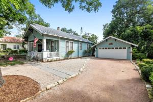 2BR Historic Bungalow with Fire Pit Near Downtown Fredericksburg, Texas