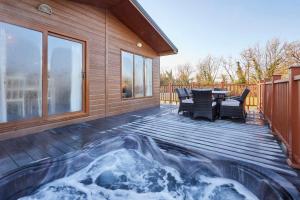 Hidden Gem Lodge with Hot Tub
