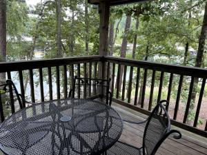Amazing Cabin with Fireplace, Barbecue and Tennis Court in Mount Ida, Arkansas