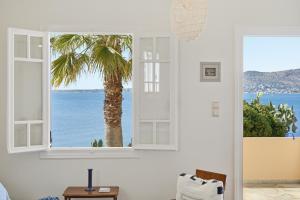 Seaside garden home with BBQ & sunset views