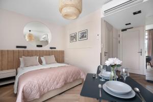 Eleganckie Studia z Balkonem Blisko Parku Zdrojowego by Renters Prestige