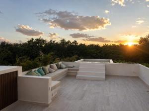 Villa Lumila Rooftop Sunset & Jungle Views