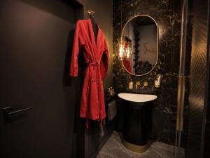 BDSM Warszawa Apartament Premium Red Velvet Suite by Atelier Noir adults only, self check in, optional breakfest, AC, free parking on the street