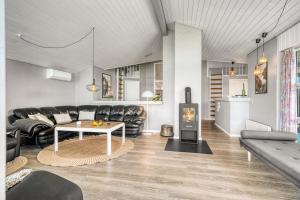 Renovated Holiday Home With Hot Tub, Sauna And Shelter