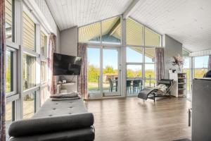 Renovated Holiday Home With Hot Tub, Sauna And Shelter