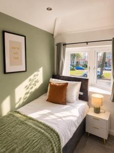 Tyburn House Sleeps 5 Driveway Parking