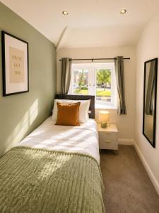 Tyburn House Sleeps 5 Driveway Parking