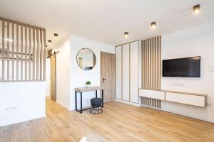 Central - Sunny - Cozy & Modern
