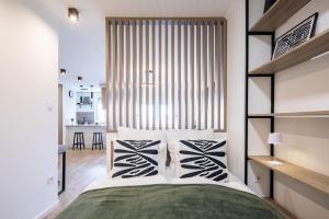 Central - Sunny - Cozy & Modern