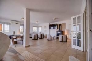 143 - Spacious Villa with Private Pool & Stunning Views