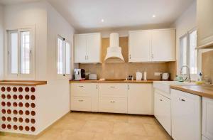 143 - Spacious Villa with Private Pool & Stunning Views