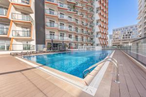 StayShort - Stylish 1 Bed Apartment in Al Jaddaf for 2 with Pool & Gym