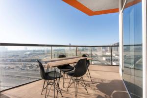 StayShort - Stylish 1 Bed Apartment in Al Jaddaf for 2 with Pool & Gym
