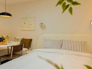 1-minute Mangwon Station,Hongik Univ Station, accommodation for 5, Mangwon Market, family-friendly