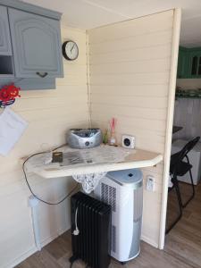 CHILLY WILLY Retro Caravan & Hot Tub