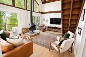 Modern Chalet Hot Tub Game Loft 1 Mi to Skiing