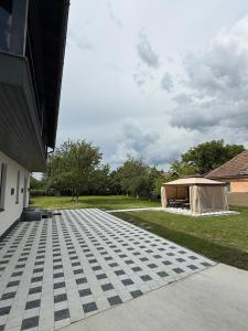 Fenyő Villa , Vila Bradul