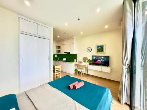 High Floor Apartment Overlooking Hanoi Skyline at Vinhomes Green Bay