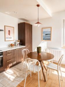 Bid Art Modern Apartment 500m from the Ocean