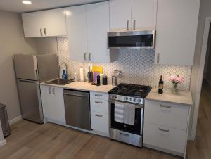 Elegant Capitol Hill 1BR - Walk to Eastern Market & Metro - Free Parking