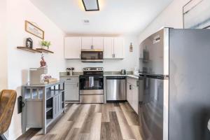 1BR Home Fenced Yard Workspace Pet Playground