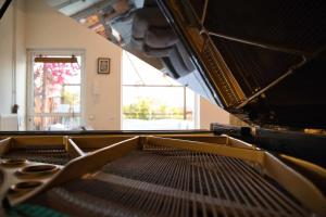 Grand Piano studio apartment in Athens