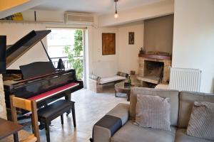 Grand Piano studio apartment in Athens
