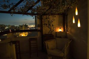 Grand Piano studio apartment in Athens