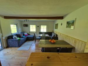 Ferienhaus mit Bergblick am Wald