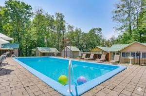Screened Porch + Fire Pit: Cabin Near Bethel Woods