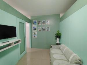 2 Bedrooms with balcony 10 minutes to Moa &near Naia I good for 4 I Shore Residences