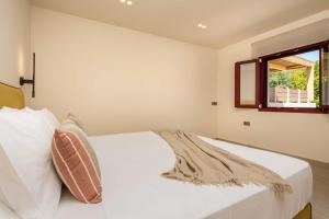 Salt Vibe Residences - a few steps from the beach, by TK Premium Stays