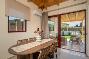 Salt Vibe Residences - a few steps from the beach, by TK Premium Stays