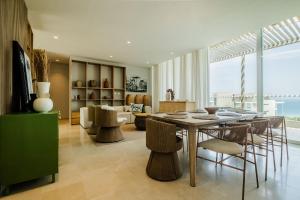 Oceanfront Luxury with 3 Bedrooms Jacuzzi & balcony