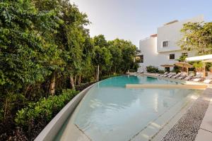 Private plunge pool, golf cart and beach club