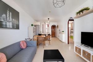 Charming 2-Bedroom Apartment with Ocean Views in Adeje