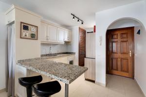 Charming 2-Bedroom Apartment with Ocean Views in Adeje