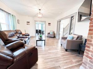 Centrally Located 5BR in Niagara Falls