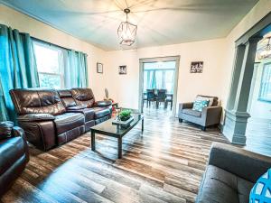 Centrally Located 5BR in Niagara Falls