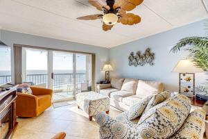 Beachfront condo with ocean-view balcony outdoor pool washer & dryer & AC