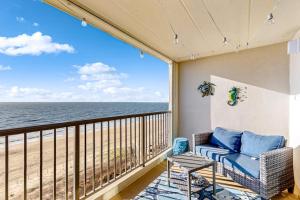 Beachfront condo with ocean-view balcony outdoor pool washer & dryer & AC
