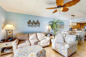 Beachfront condo with ocean-view balcony outdoor pool washer & dryer & AC