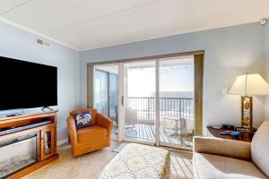 Beachfront condo with ocean-view balcony outdoor pool washer & dryer & AC